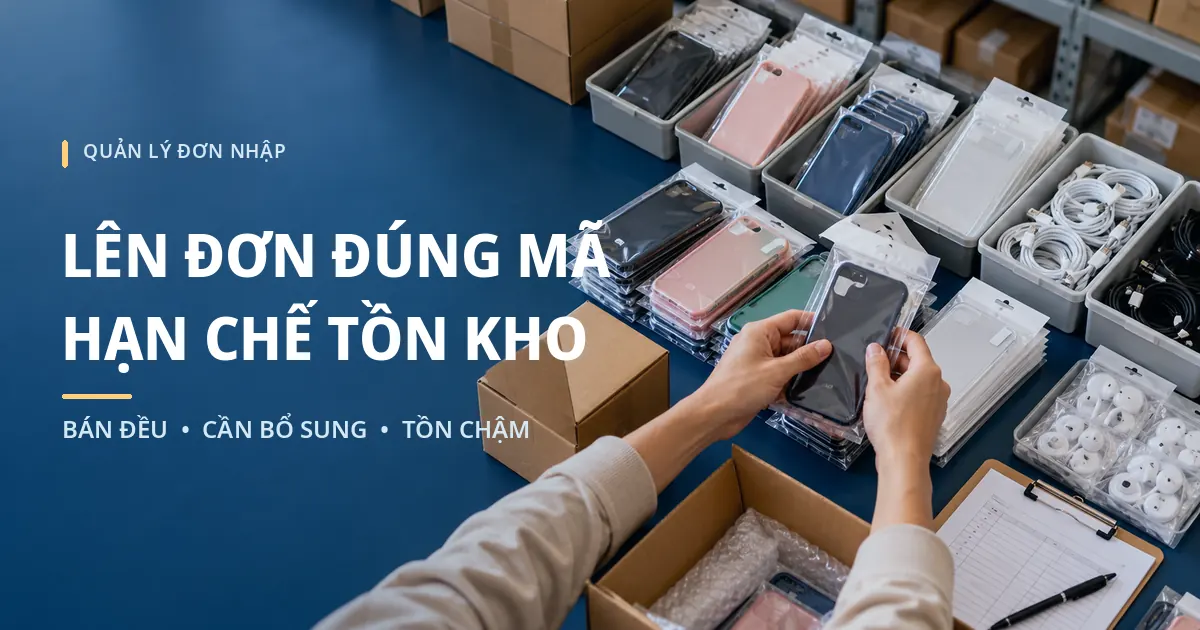 Bàn kiểm hàng có nhiều ốp lưng đóng gói, thùng carton, danh sách kiểm hàng và nhân viên đối chiếu sản phẩm