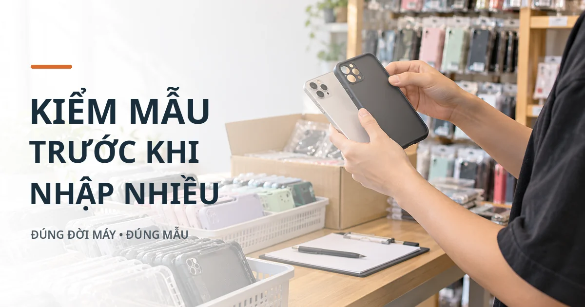 Sỉ Ốp Lưng Quảng Châu – Cách Tìm Nguồn Hàng Cho Cửa Hàng Nhân viên cầm ốp lưng đối chiếu với điện thoại để kiểm tra vị trí camera và độ phù hợp trước khi nhập sỉ.