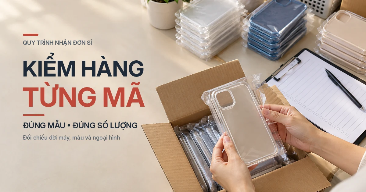Hai tay đang kiểm tra ốp điện thoại trong hộp hàng, bên cạnh bảng đối chiếu và các chồng ốp đã phân loại.