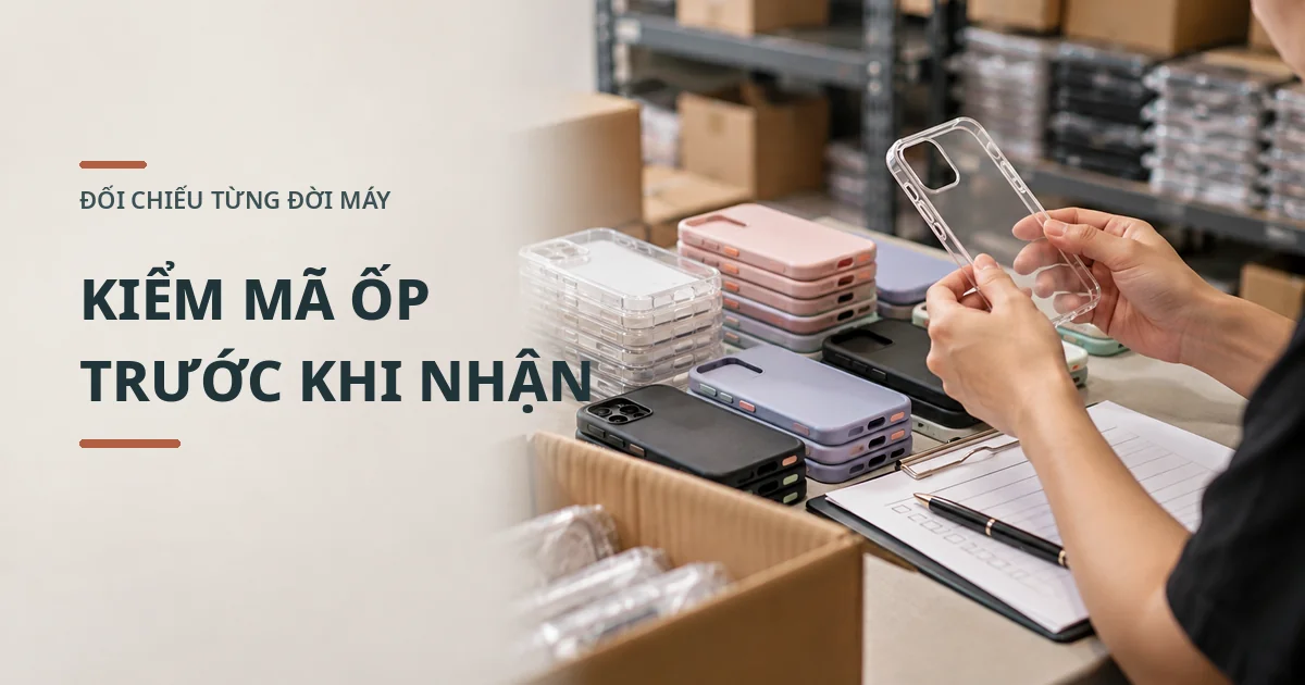 Ốp lưng giá sỉ chợ Kim Biên nơi cung cấp uy tín Nhân viên cầm ốp trong suốt kiểm tra lỗ camera và viền ốp bên cạnh phiếu đối chiếu, các chồng ốp và thùng hàng.