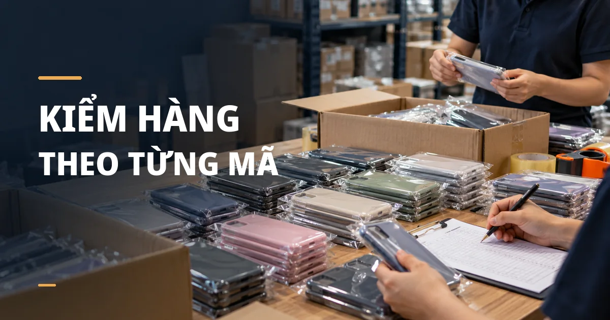 Nhân viên tại bàn kho đang đối chiếu các mẫu ốp lưng đã đóng gói với danh sách kiểm hàng.