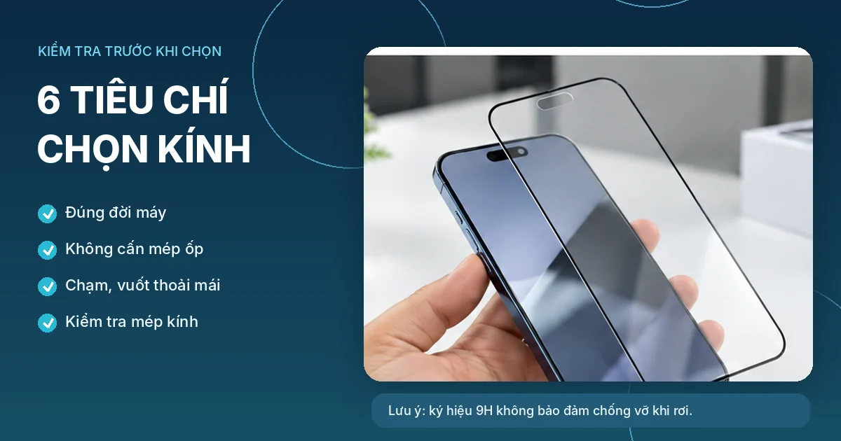 Miếng kính cường lực đặt trước màn hình điện thoại để kiểm tra kích thước, mép kính và vị trí lắp tương thích.
